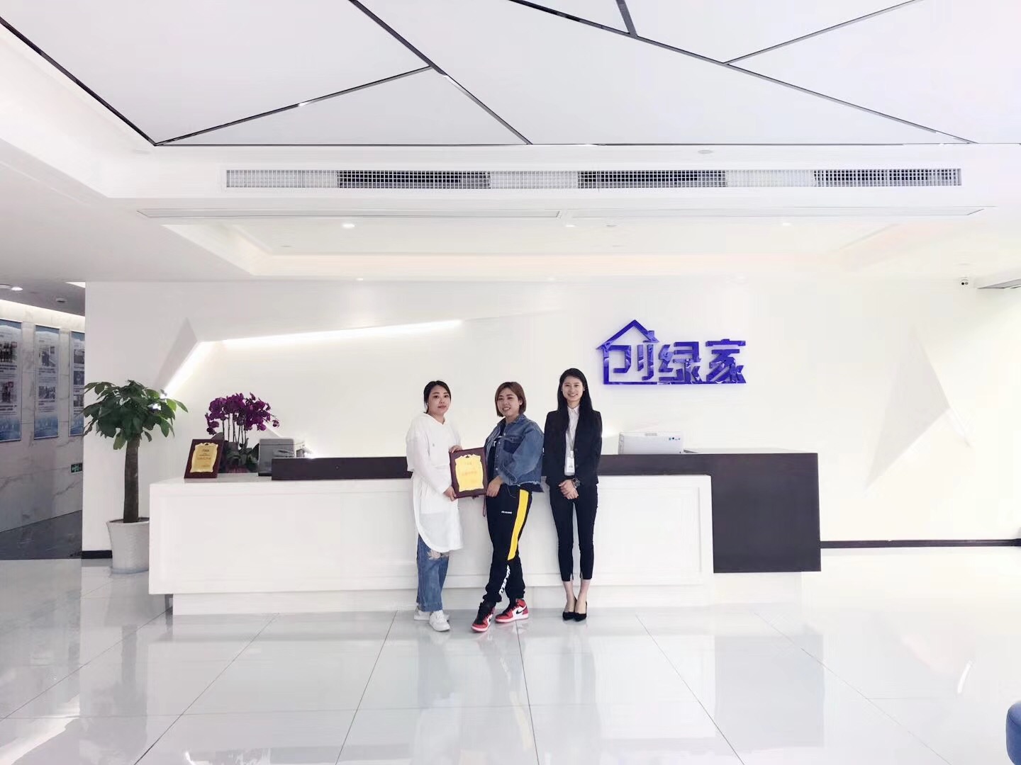 熱烈祝賀劉總姐妹簽約創綠家撫州市縣級代理！