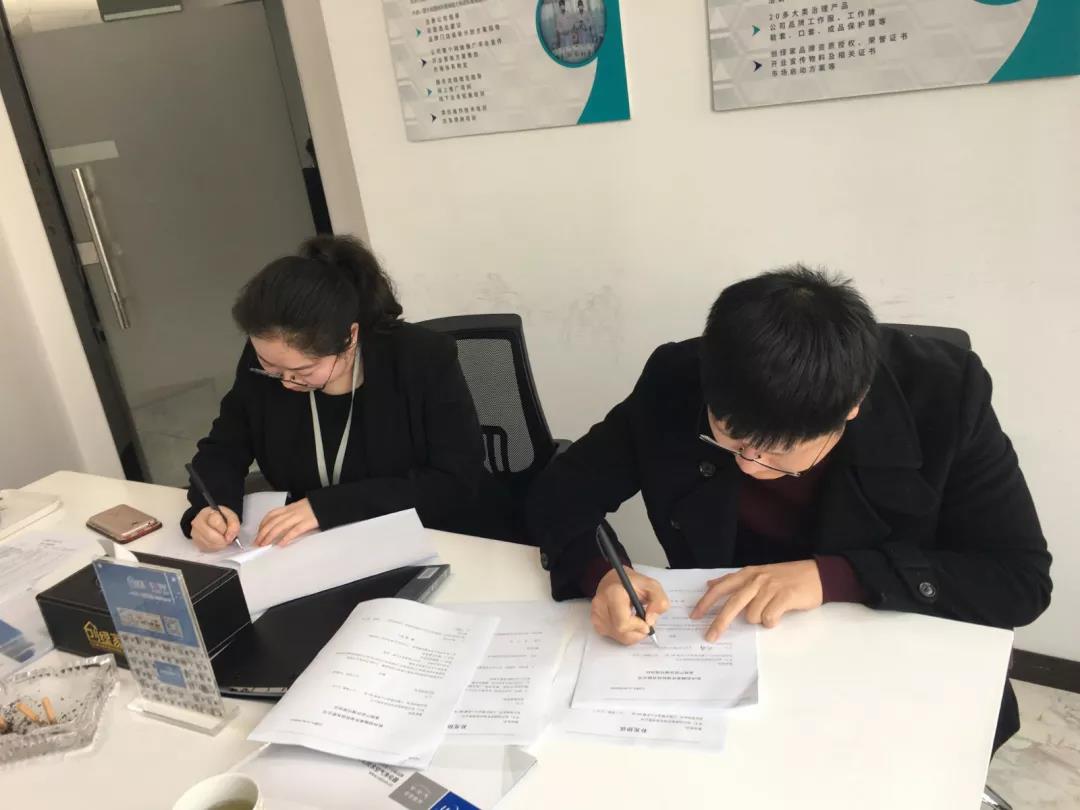 恭喜臺(tái)州市劉總、褚總加盟創(chuàng)綠家除甲醛品牌！